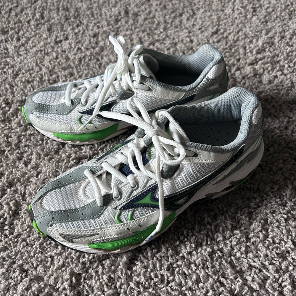 Mizuno Size 6 Womans Never Worn